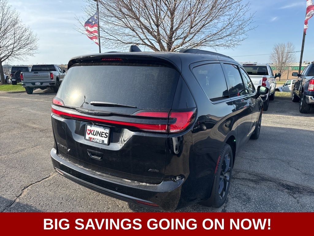 New 2026 Chrysler Pacifica Select Passenger Van