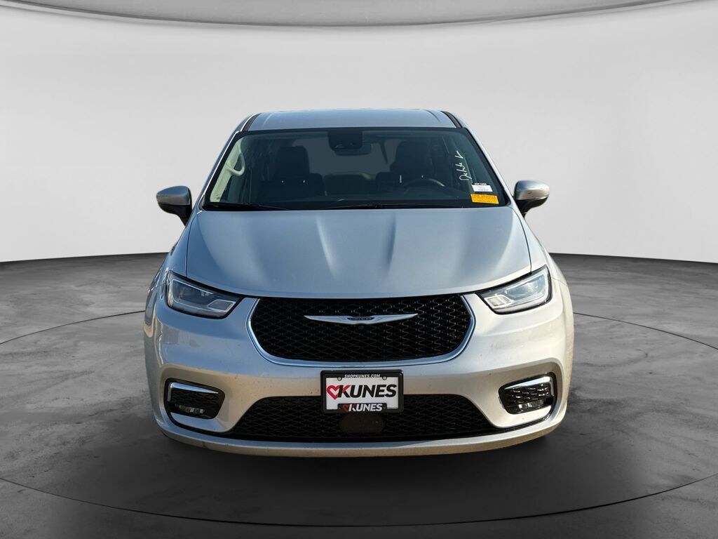 Used 2023 Chrysler Pacifica Touring L Minivan/Van