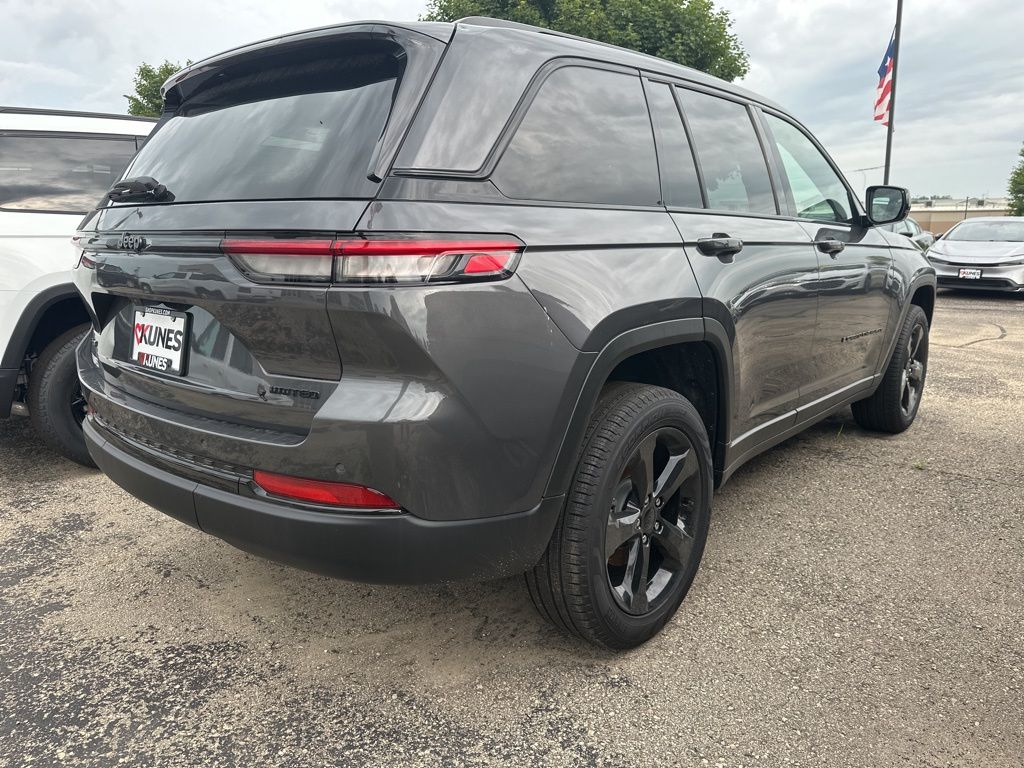 2025 Jeep Grand Cherokee Limited photo 3