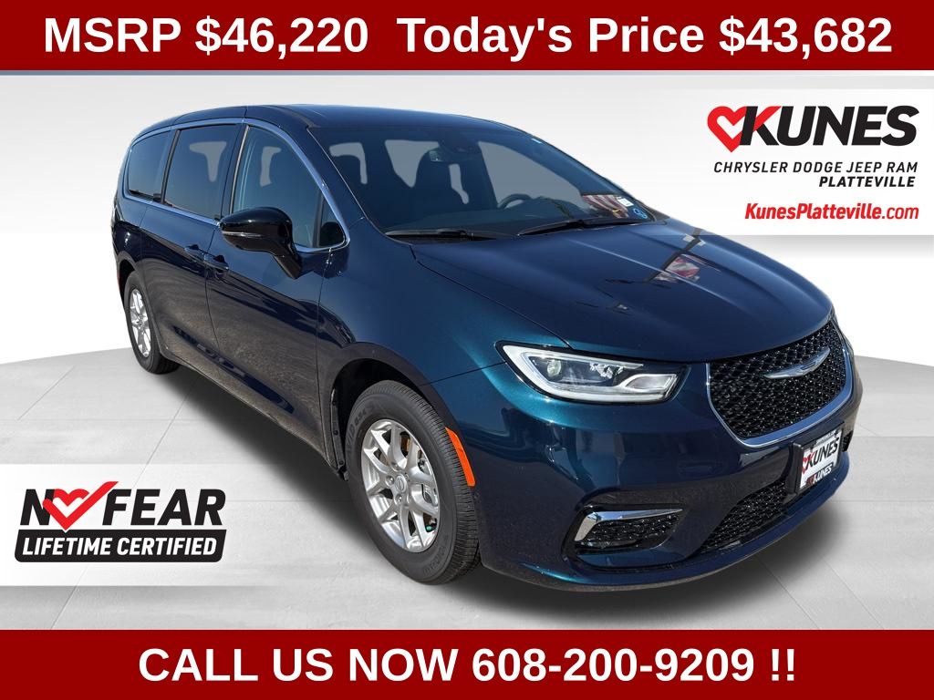 2025 Chrysler Pacifica Select's photo