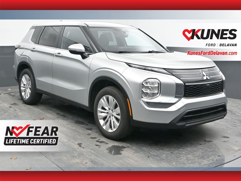 2025 Mitsubishi Outlander ES's photo