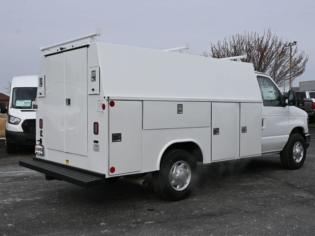 2025 Ford E-Series Cutaway Base
