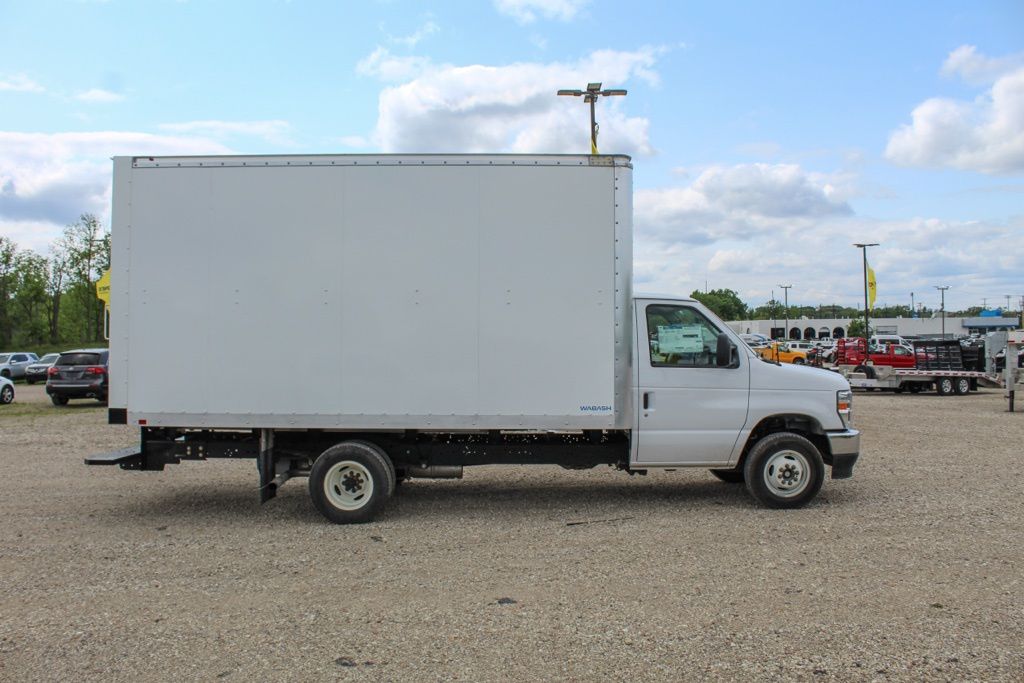 2025 Ford E-450 Cutaway photo 3