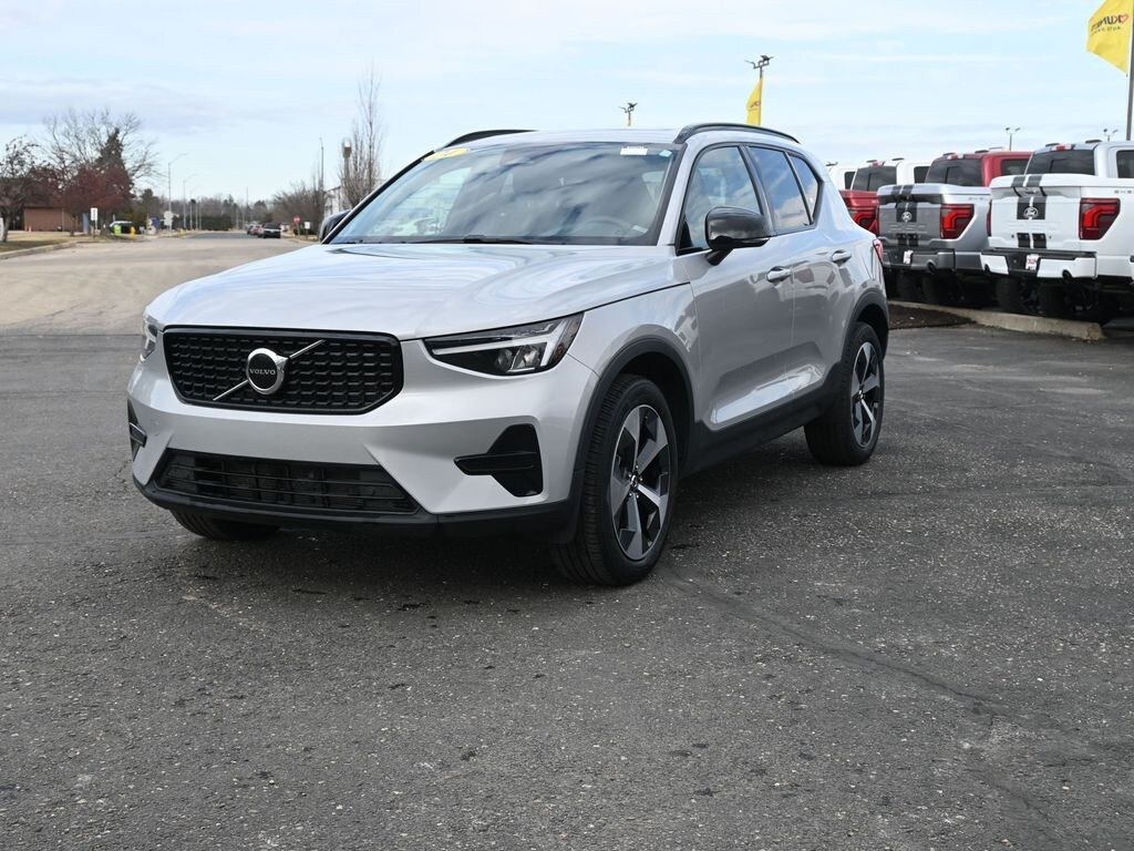 Used 2024 Volvo XC40 B5 Core SUV