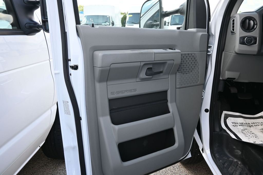 2025 Ford E-Series Cutaway Base - Photo 16