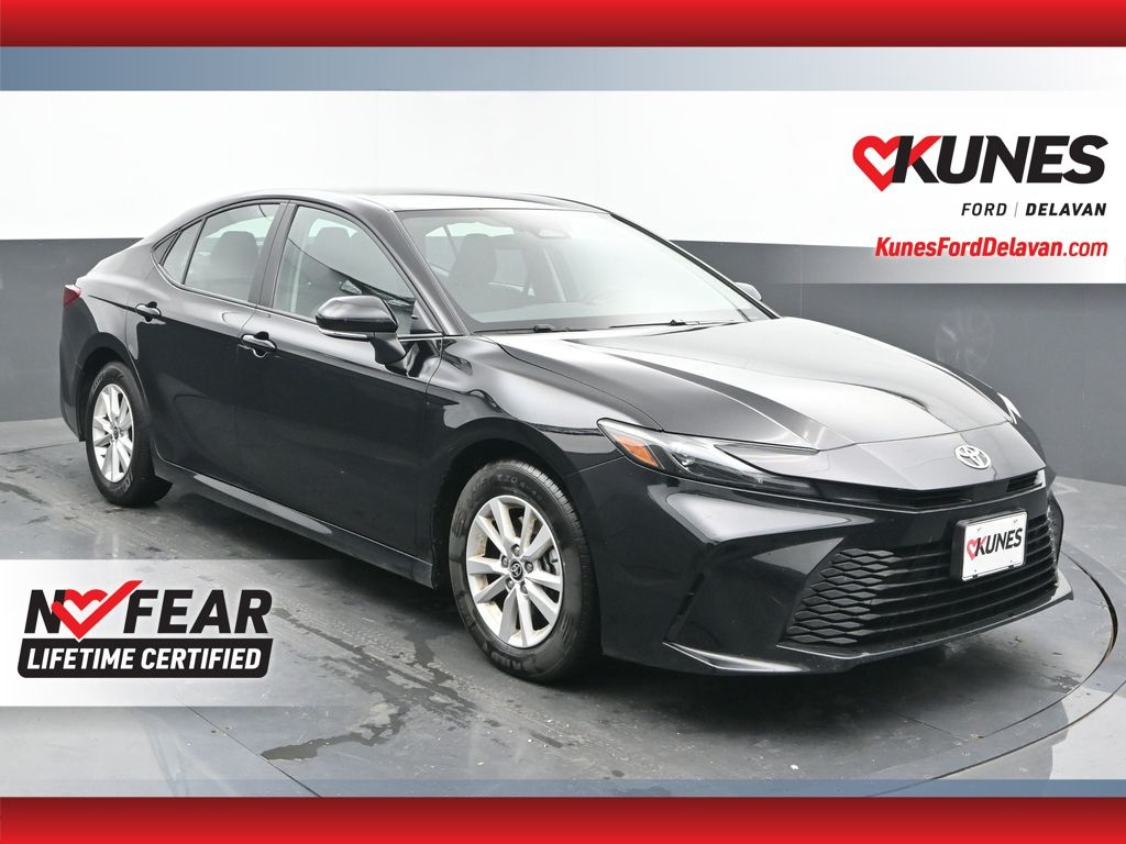 2025 Toyota Camry SE's photo