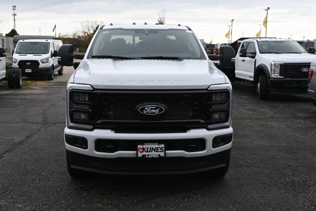 New 2027 Ford F-350 XLT Truck Crew Cab