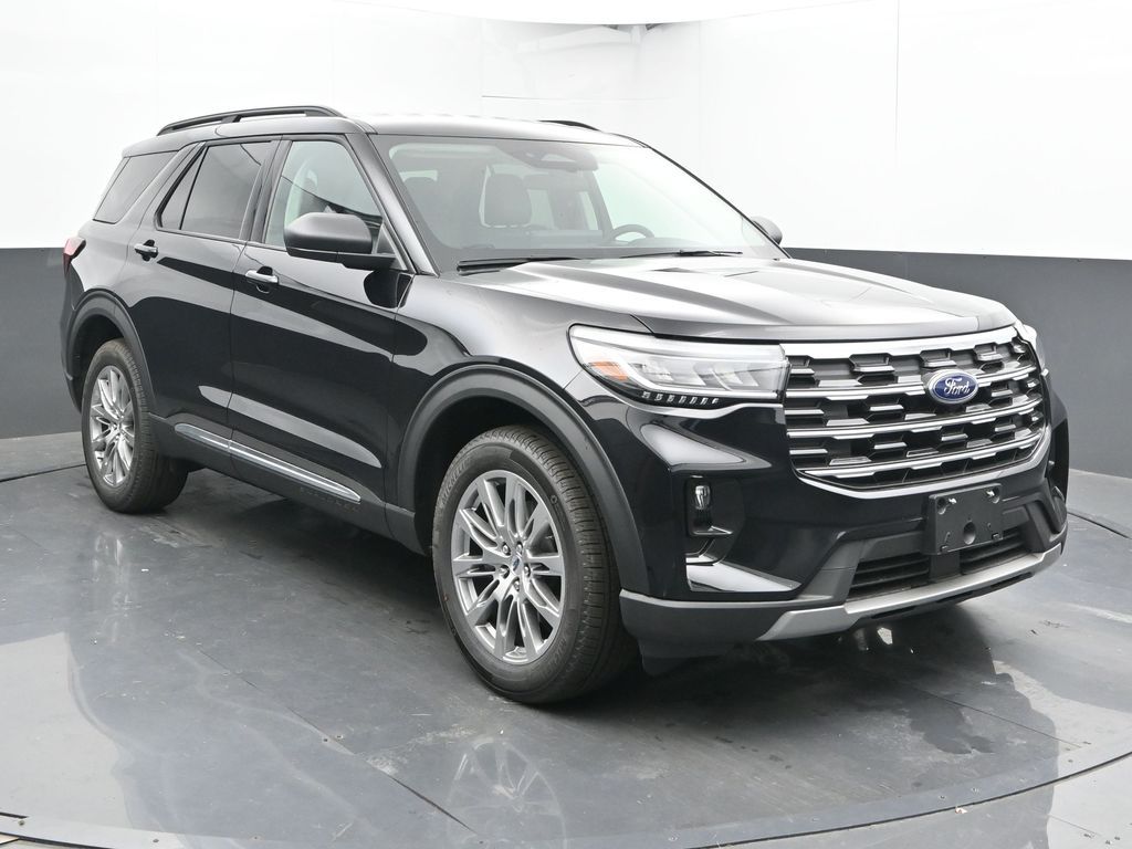 2025 Ford Explorer photo 2