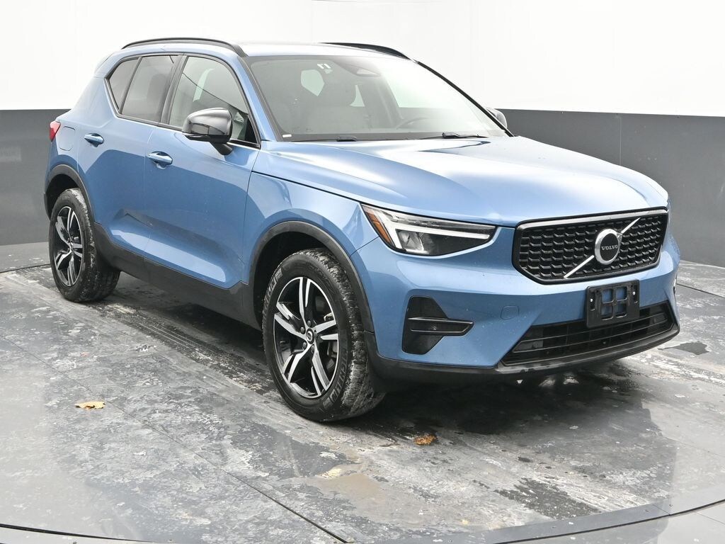 Used 2024 Volvo XC40 B5 Core SUV