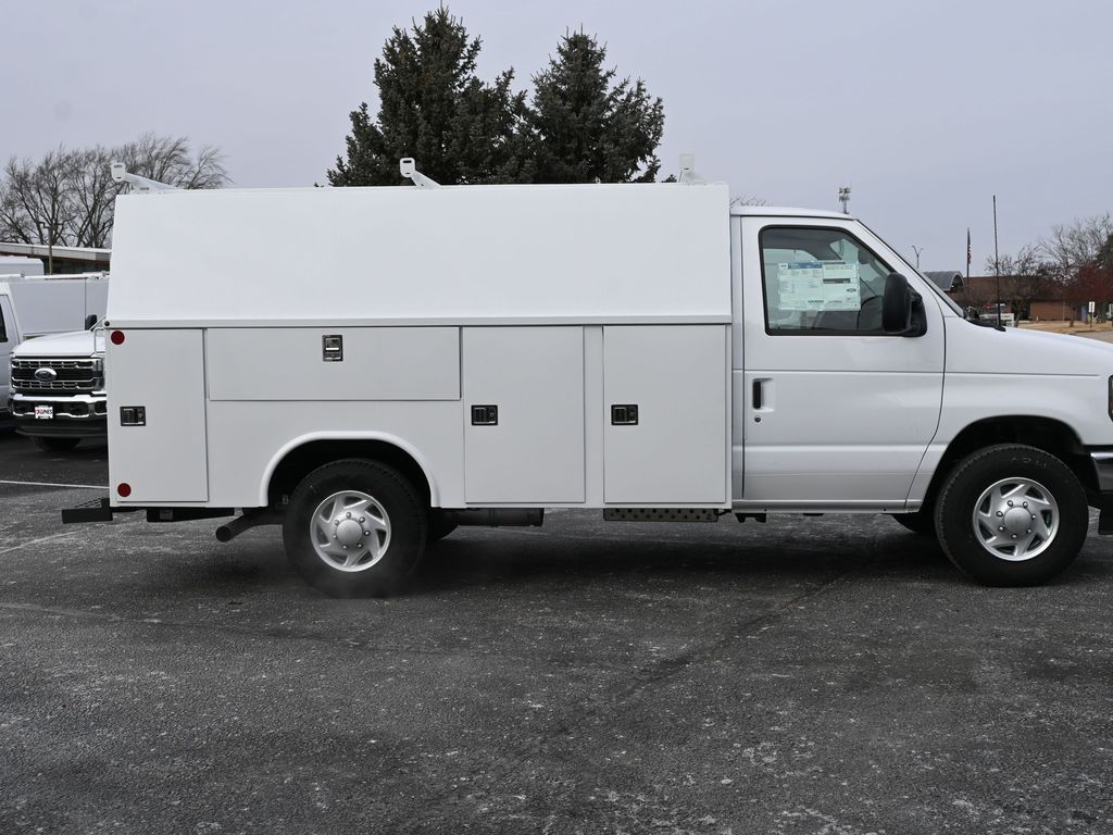 2025 Ford E-Series Cutaway Base