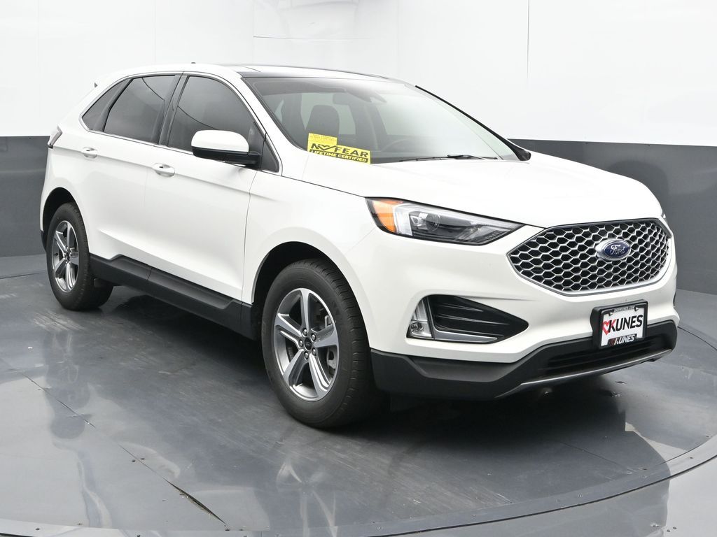 2024 Ford Edge SEL photo 2
