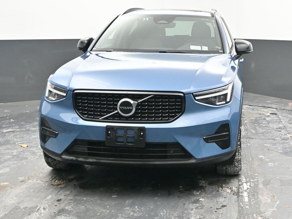 Used 2024 Volvo XC40 B5 Core SUV