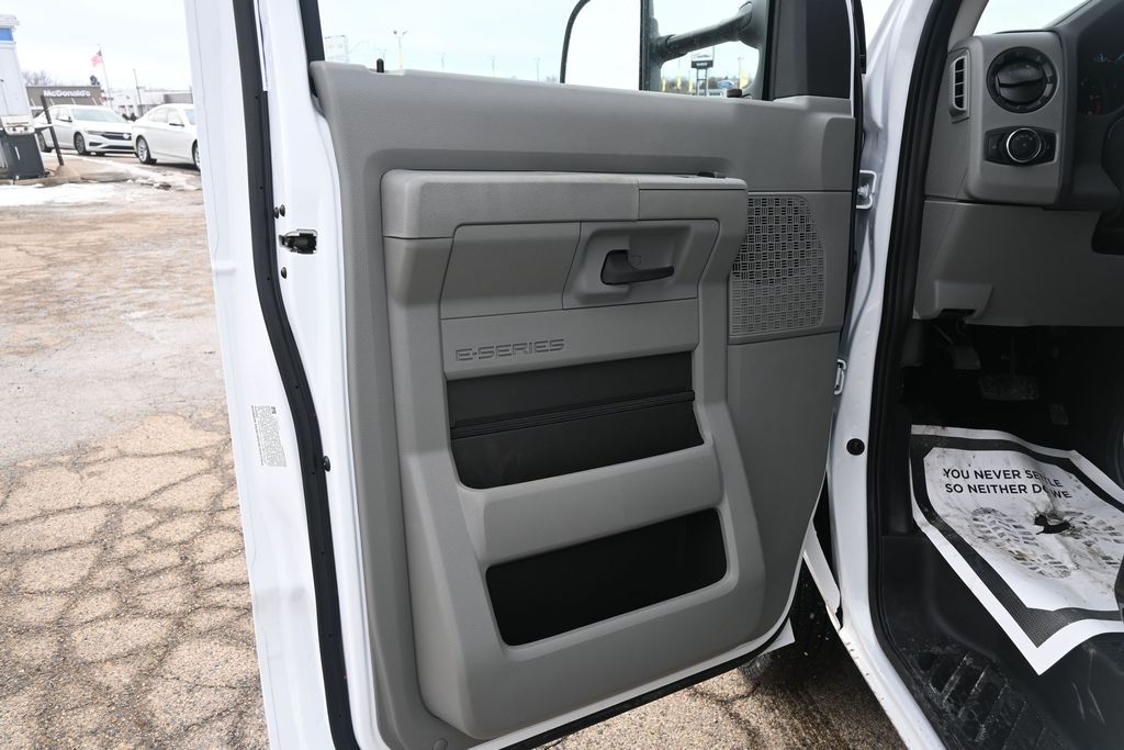 2025 Ford E-Series Cutaway Base - Photo 17