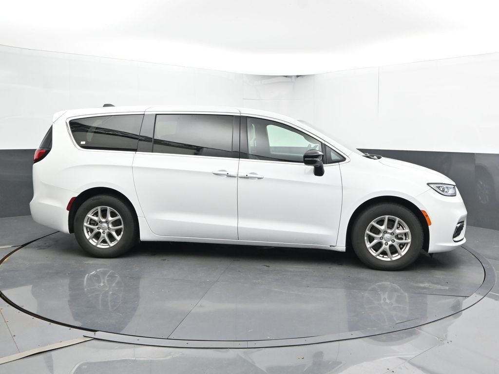 Used 2025 Chrysler Pacifica Select Van Passenger Van