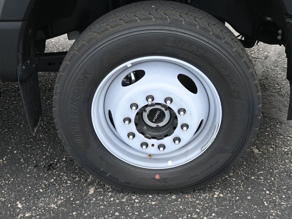 2025 Ford F-600 photo 4