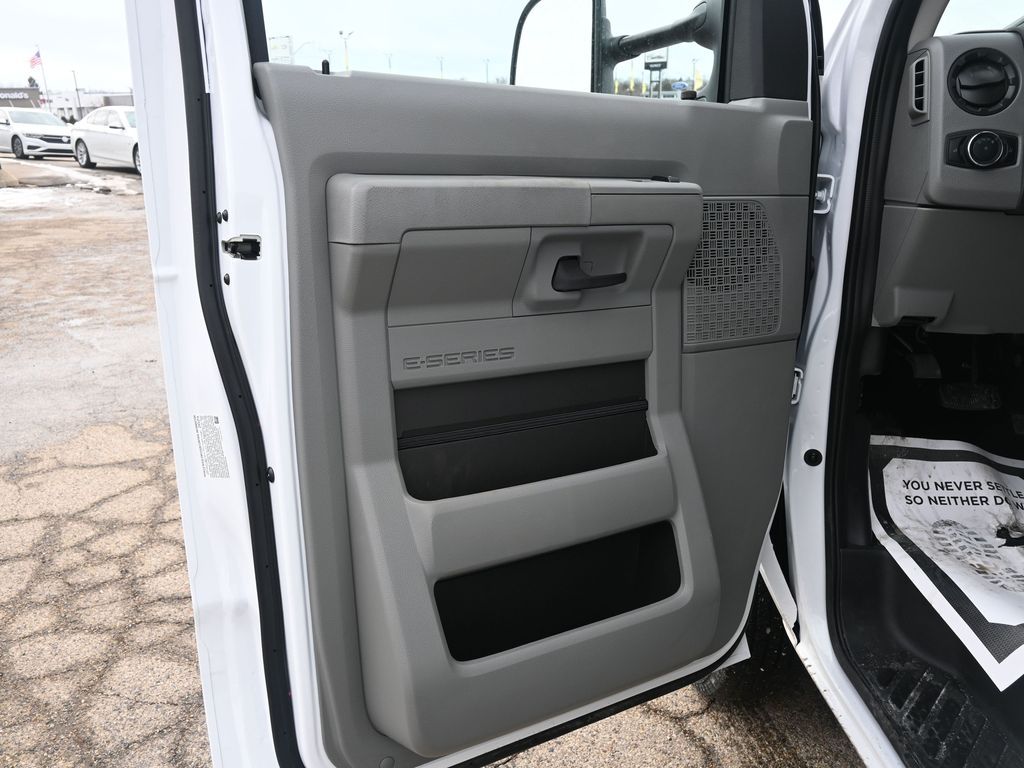 2025 Ford E-Series Cutaway Base - Photo 16