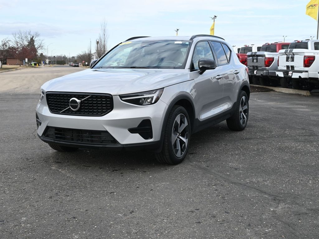 Used 2024 Volvo XC40 B5 Core SUV