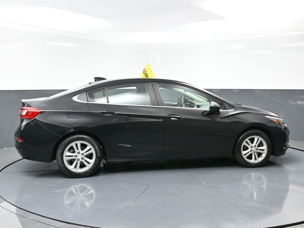 2018 Chevrolet Cruze LT photo 2