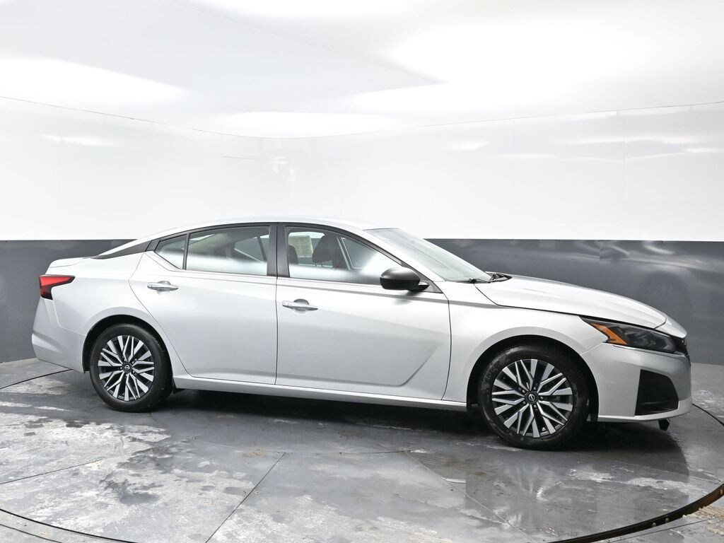 Used 2024 Nissan Altima 2.5 SV Sedan