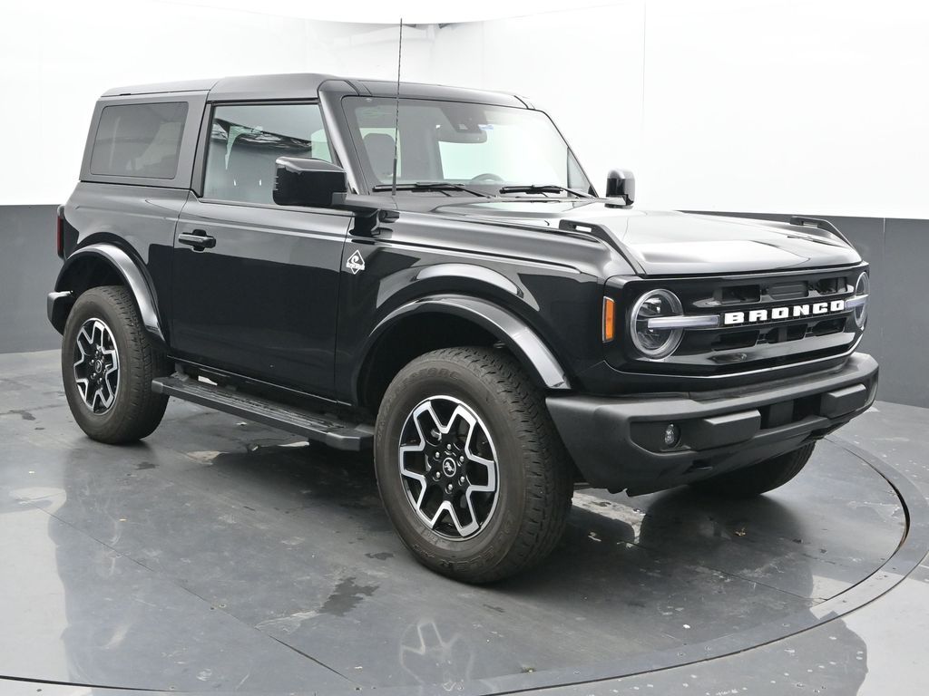 2022 Ford Bronco Outer Banks photo 2