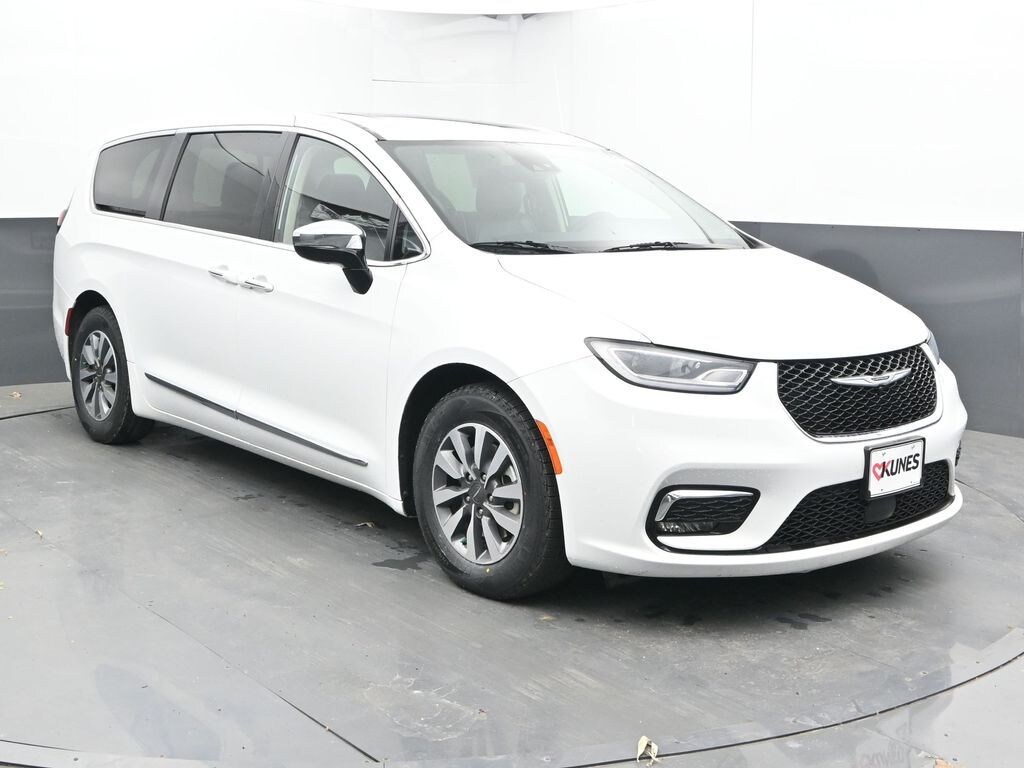Used 2023 Chrysler Pacifica Plug-In Hybrid Limited Van Passenger Van