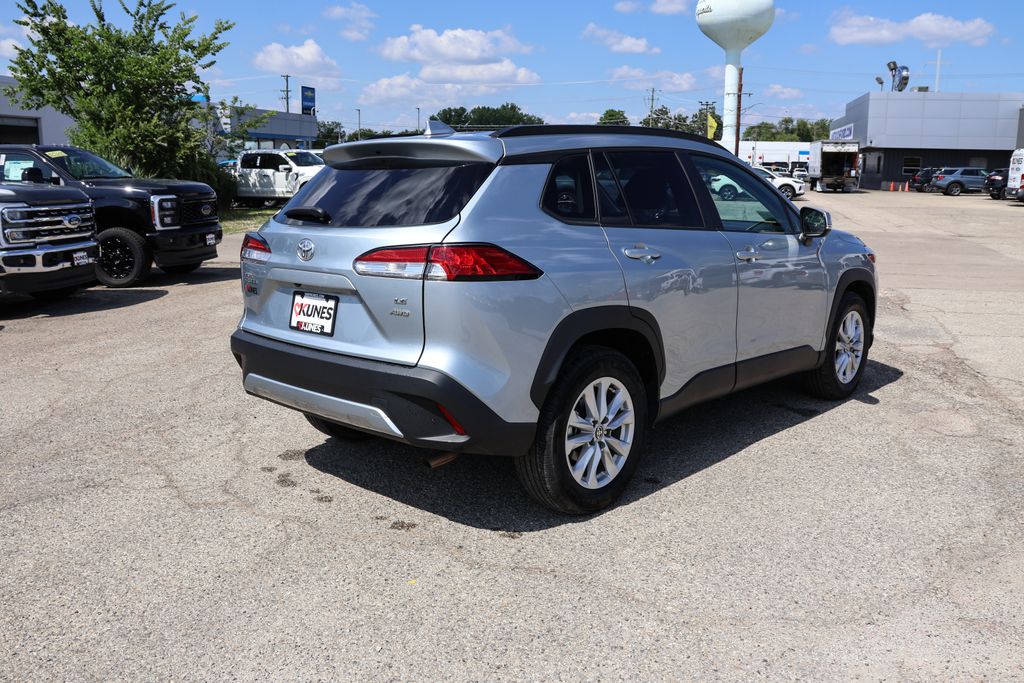 2024 Toyota Corolla Cross LE photo 3