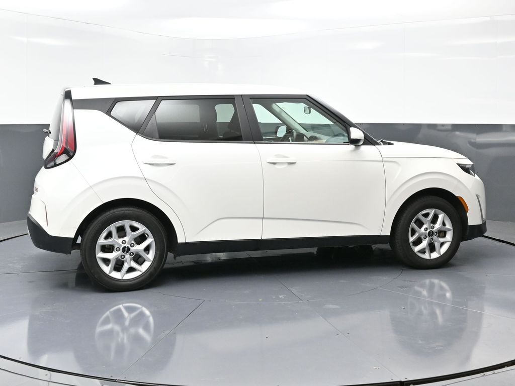 2023 Kia Soul LX photo 2