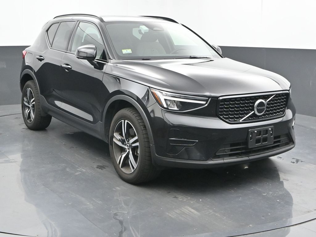 2024 Volvo XC40 Core photo 2
