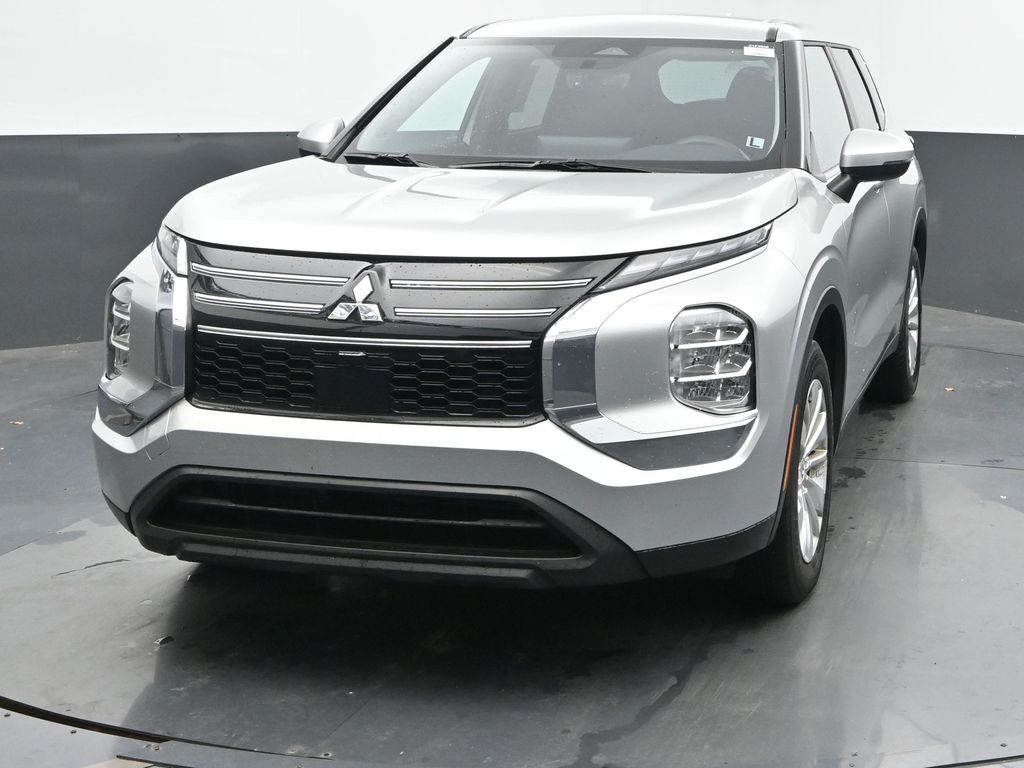 2025 Mitsubishi Outlander ES photo 2
