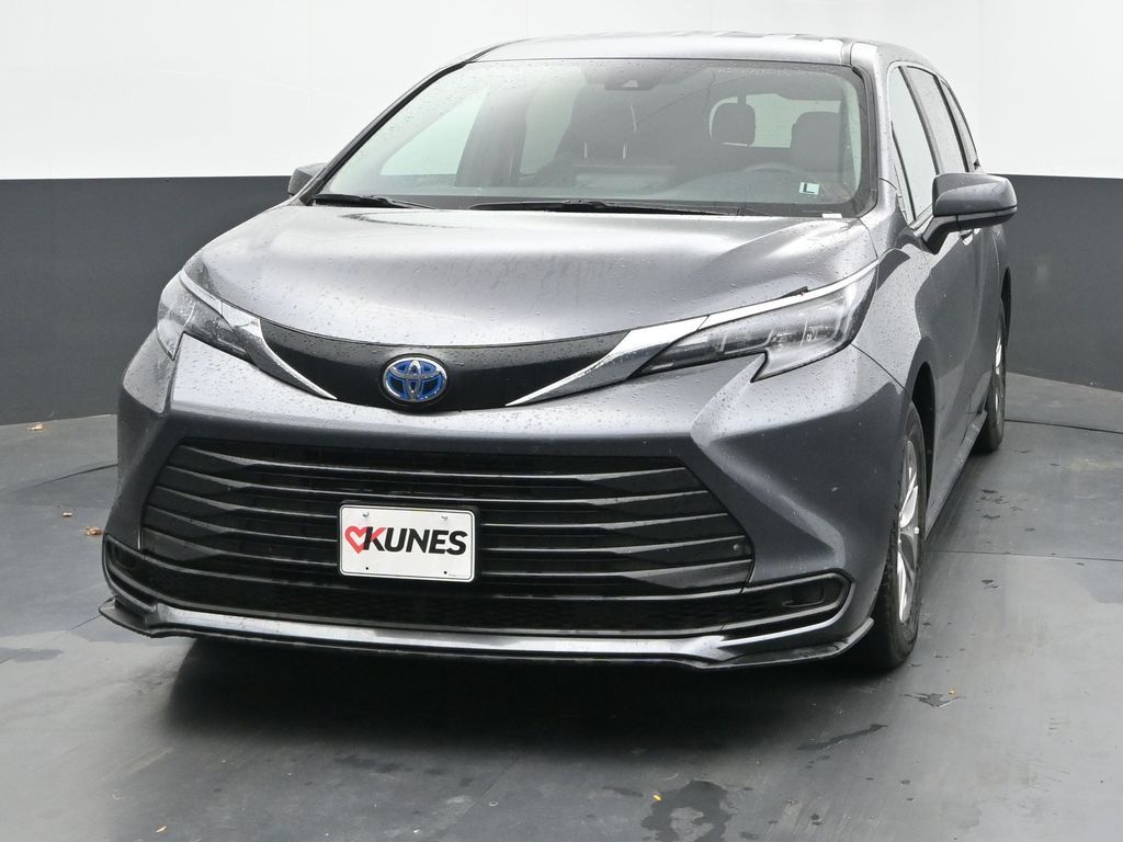 2025 Toyota Sienna LE photo 3
