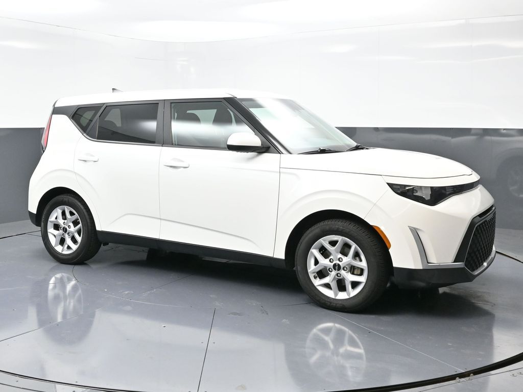 2023 Kia Soul LX photo 3
