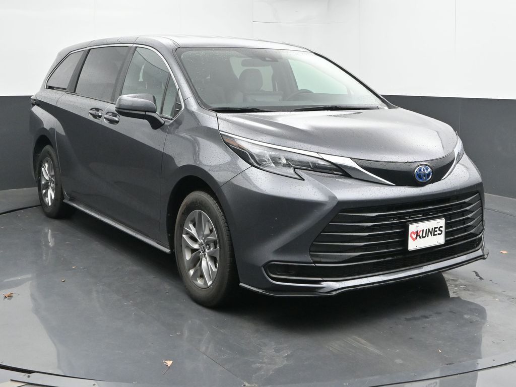 2025 Toyota Sienna LE photo 2