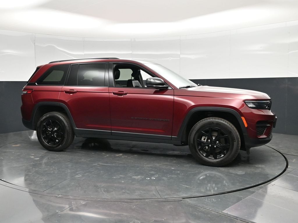 Used 2025 Jeep Grand Cherokee Laredo SUV