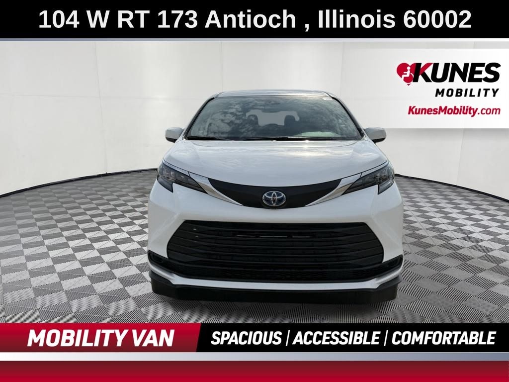 Used 2025 Toyota Sienna LE 8 Passenger Van Passenger Van