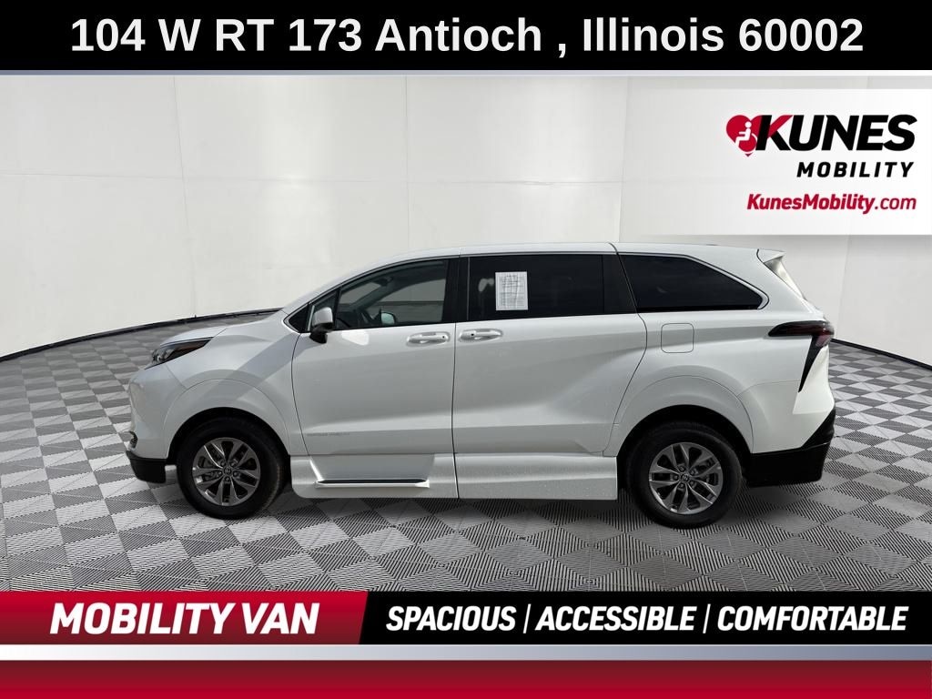 Used 2025 Toyota Sienna LE 8 Passenger Van Passenger Van