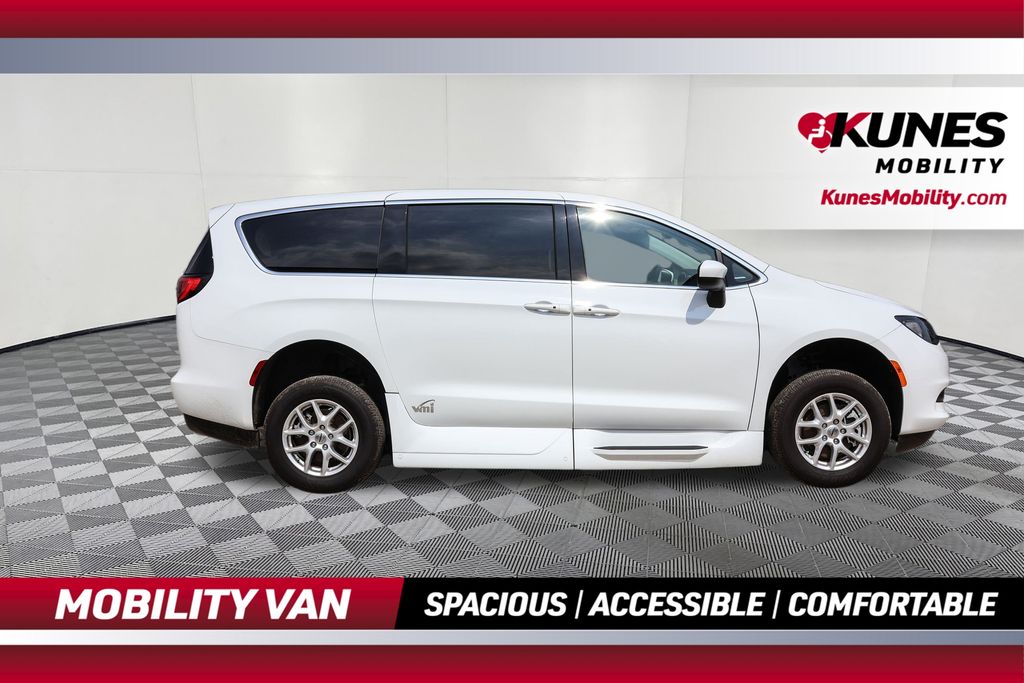 2023 Chrysler Voyager LX photo 2