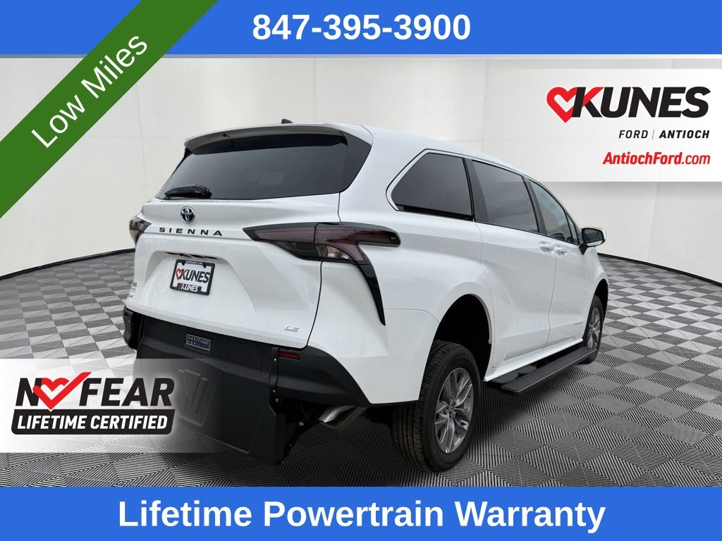 2025 Toyota Sienna LE photo 2