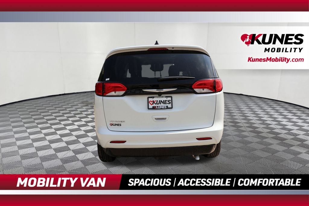2023 Chrysler Voyager LX photo 4