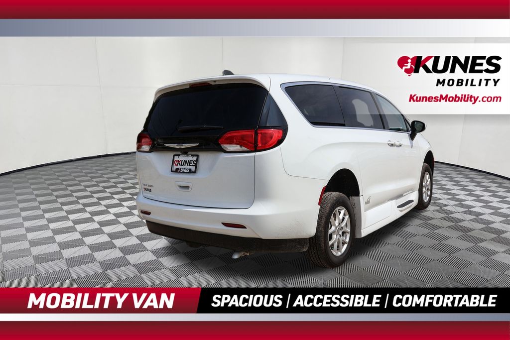 2023 Chrysler Voyager LX photo 3