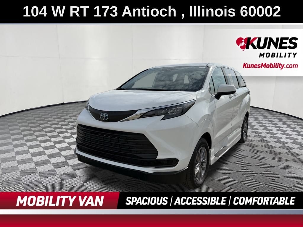 Used 2025 Toyota Sienna LE 8 Passenger Van Passenger Van