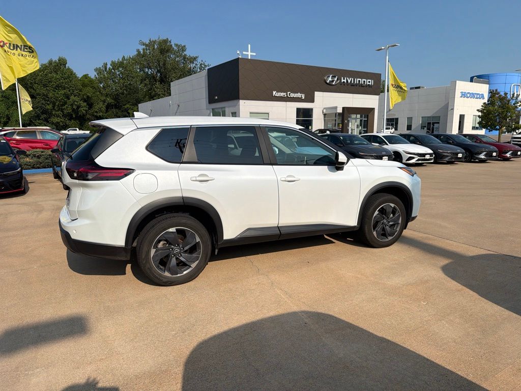2024 Nissan Rogue SV - Photo 11