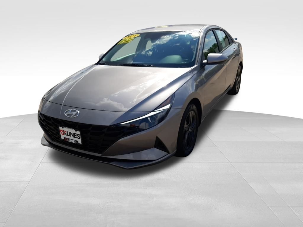 2023 Hyundai Elantra SEL photo 3