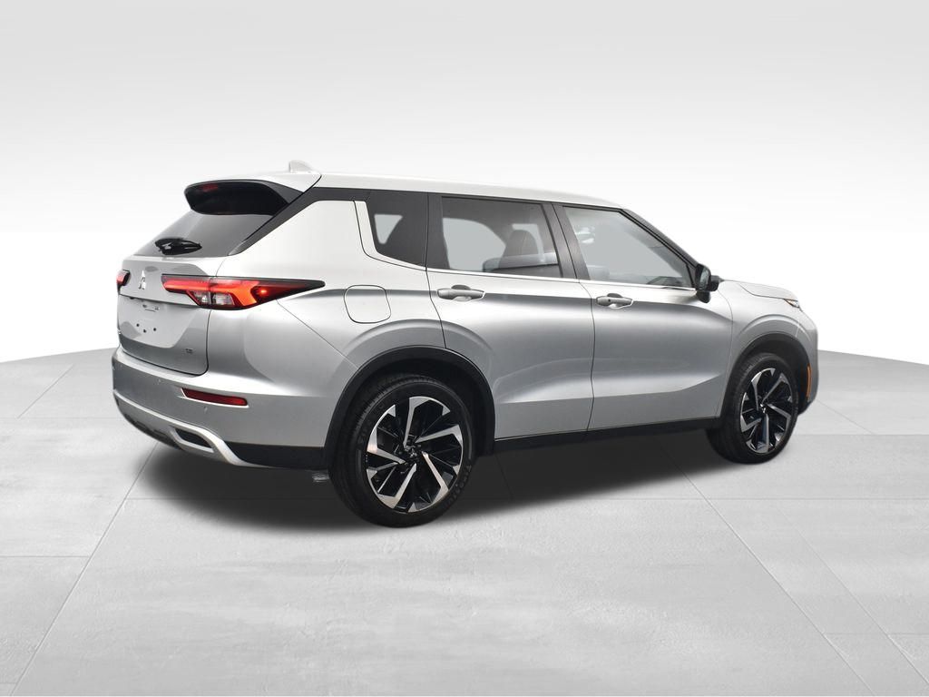 2023 Mitsubishi Outlander SE photo 2
