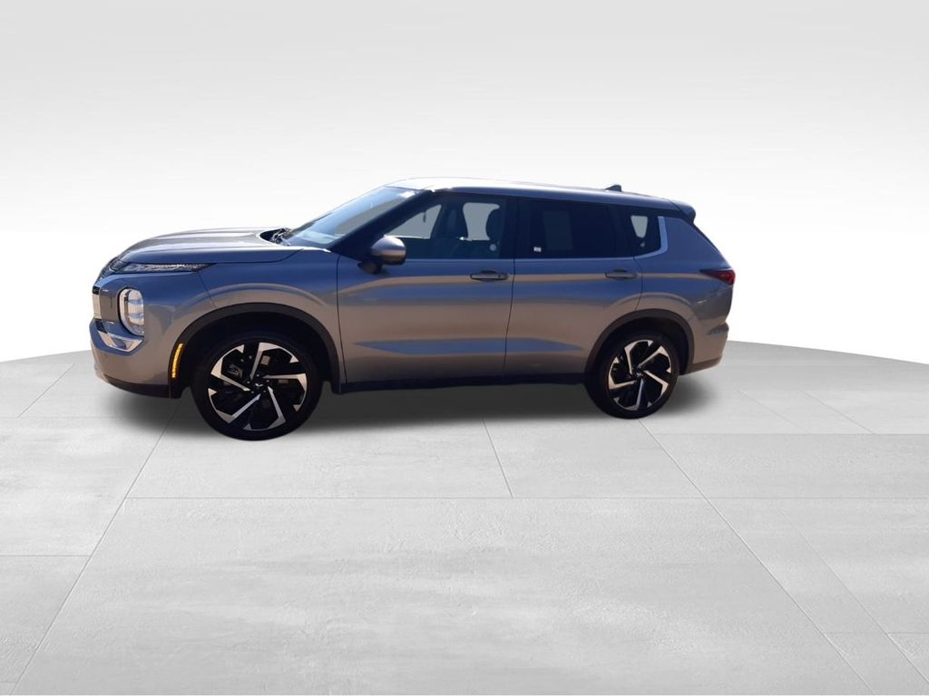 2024 Mitsubishi Outlander SE photo 2