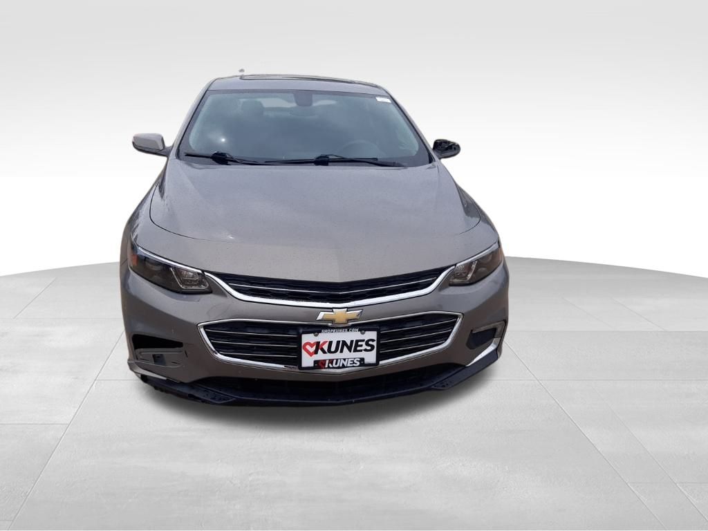 2017 Chevrolet Malibu 1LT photo 2