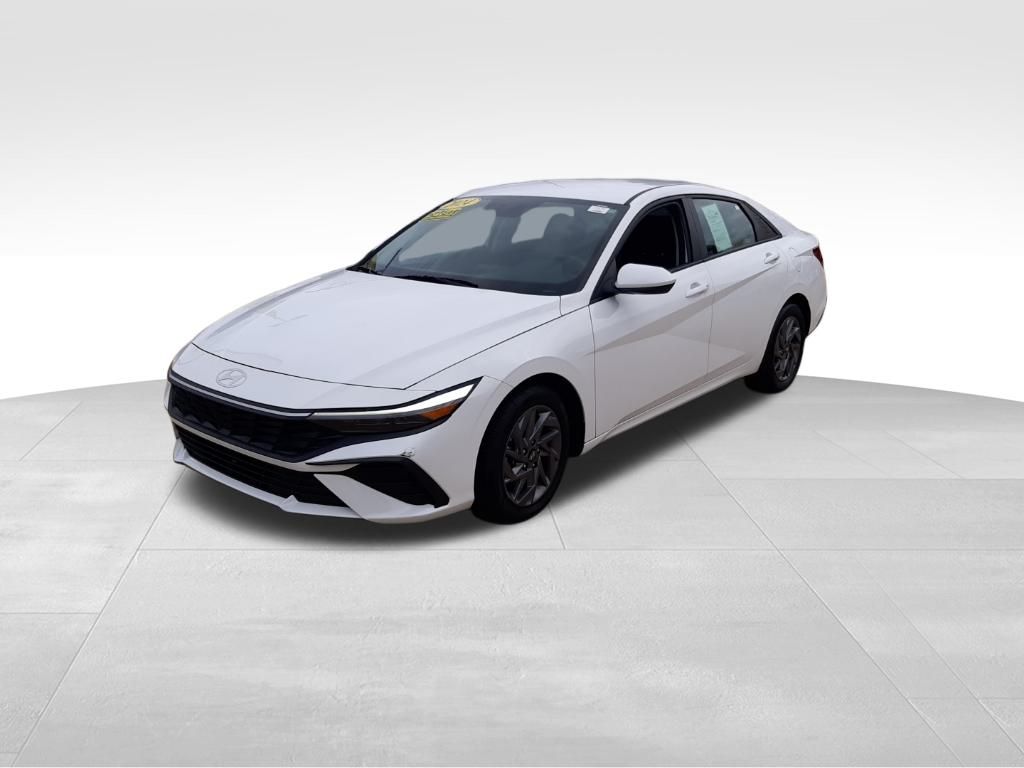 2024 Hyundai Elantra SEL photo 2