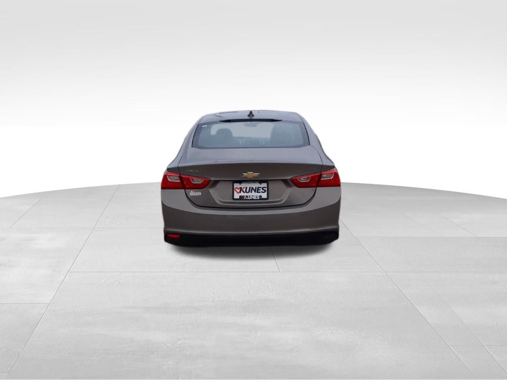 2017 Chevrolet Malibu 1LT photo 3
