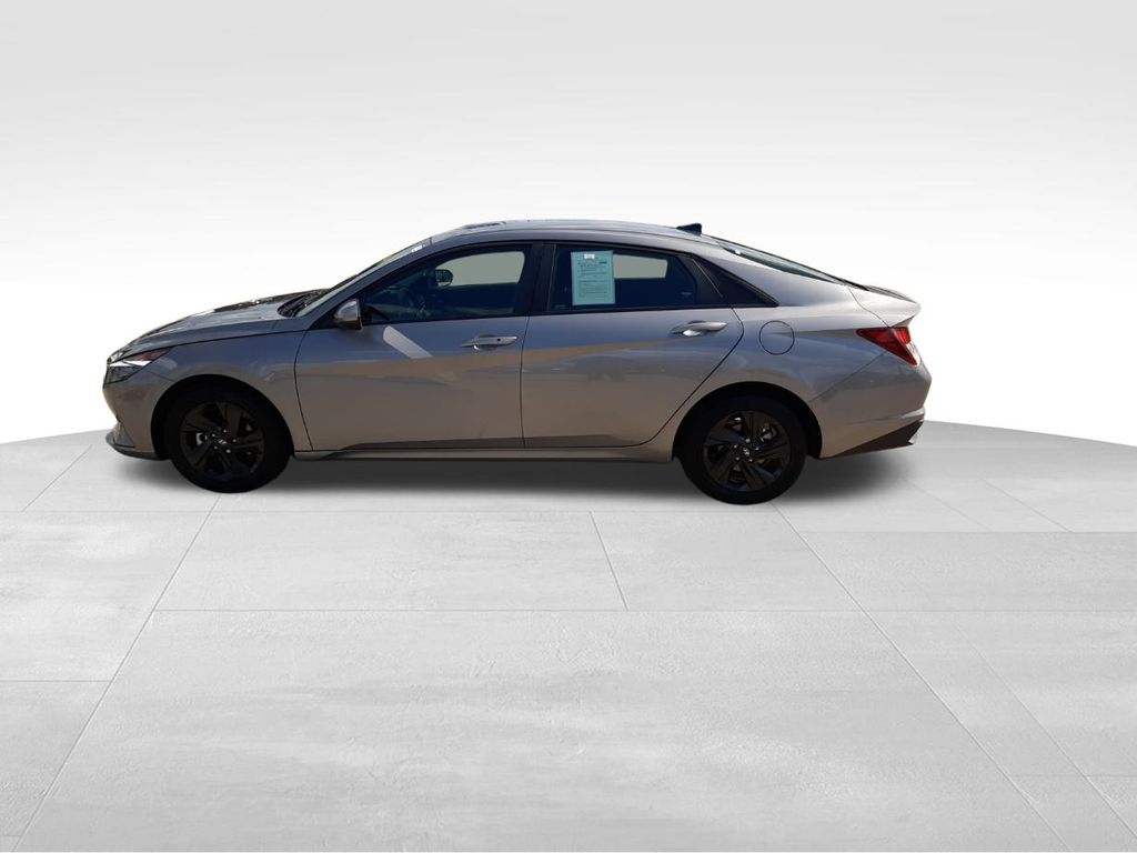 2023 Hyundai Elantra SEL photo 4