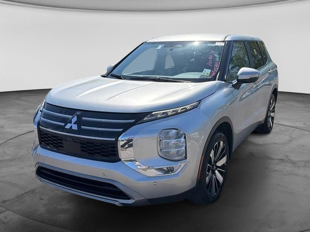 Used 2025 Mitsubishi Outlander SE SUV