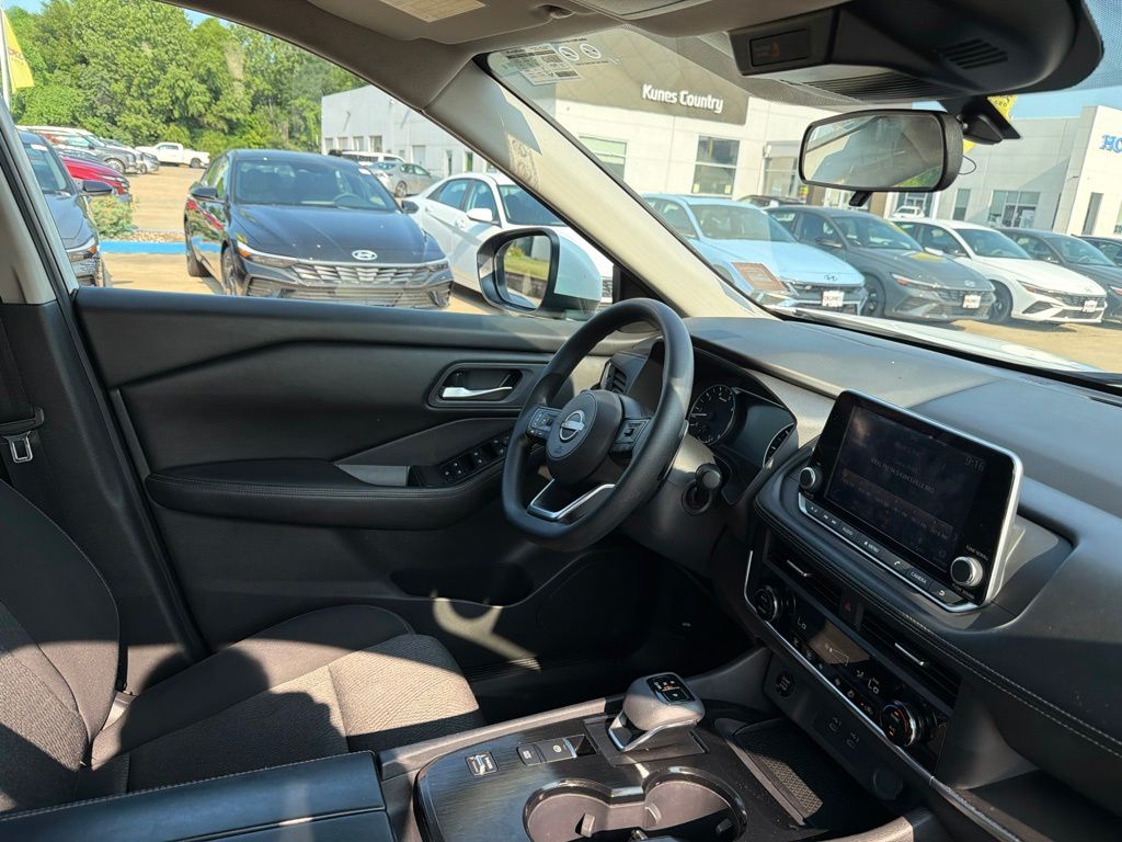 2024 Nissan Rogue SV - Photo 13